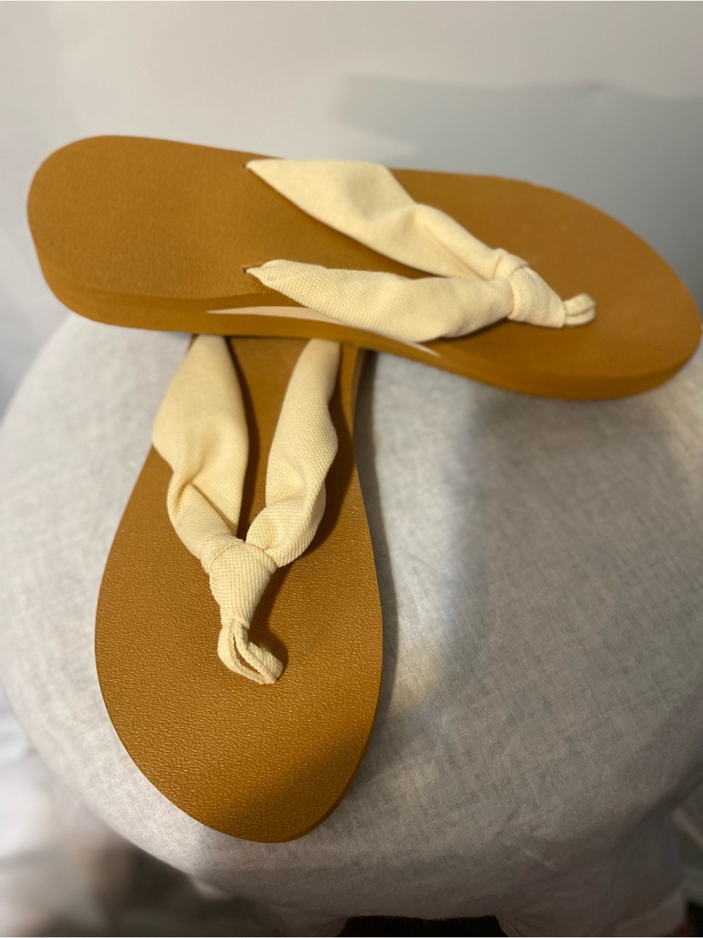 Source Unknown Cream Knotted Strap Tan Footbed Sandals